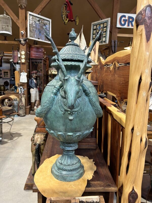 A statue of an animal head on top of a pedestal.